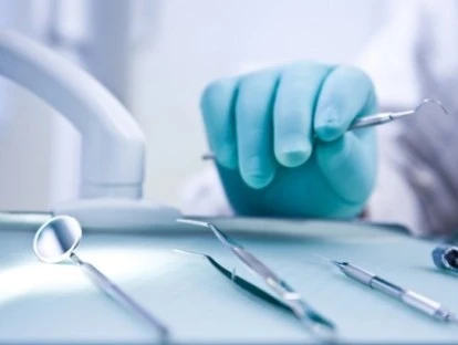 Justiça condena cirurgião por erro em implante dentário e determina indenização ao paciente