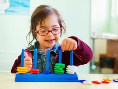 Tratamento ocupacional de reabilitação e de estimulação.