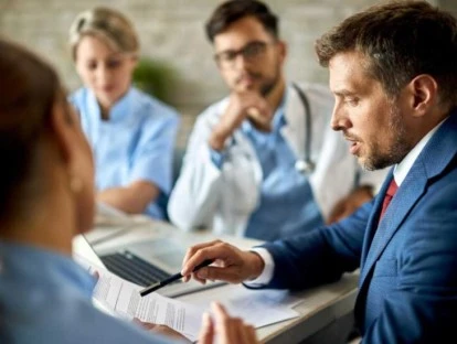 Reportagem explica quando procurar um advogado especialista em Direito da Saúde