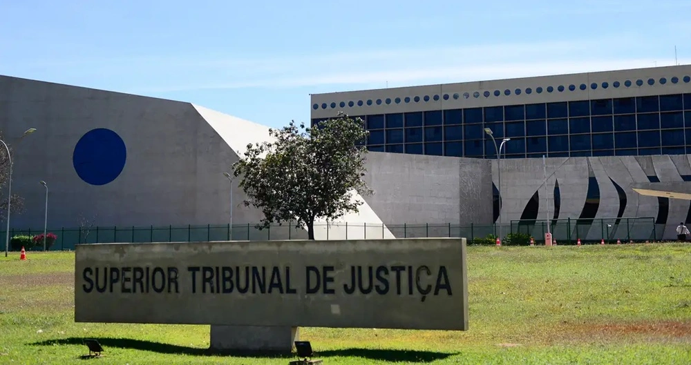 STJ aplica tese de falso coletivo